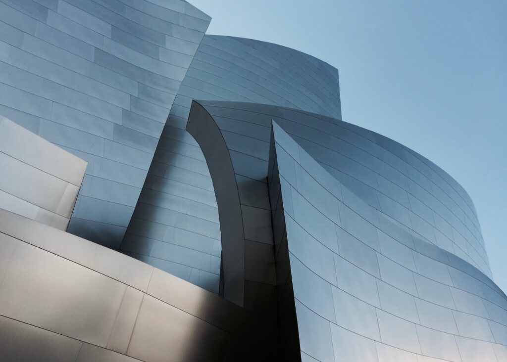 The Architecture of a Relationship with a Narcissist in 5 Phases